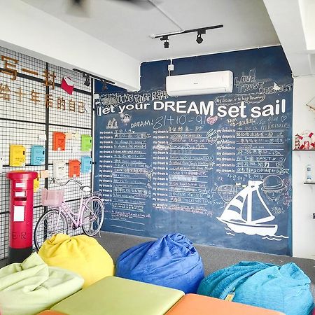 Roof Talk Theme Hostel ジョホールバル エクステリア 写真